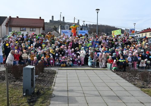 Wiosna powitana radośnie i kolorowo w Chęcinach