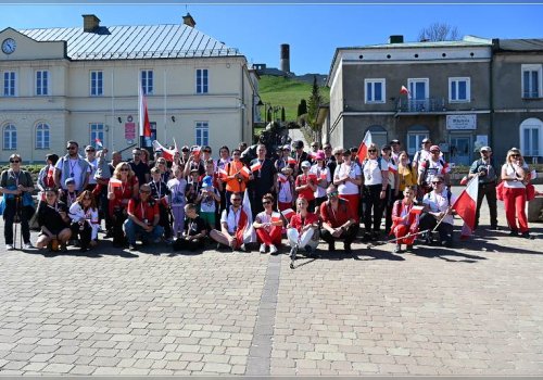 Biało-czerwone Chęciny - ˝Rajd Pieszy z Flagą˝ w Dzień Flagi Rzeczypospolitej Polskiej